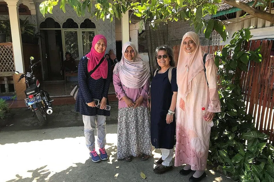 KERJASAMA TERJALIN: Siswa Universiti Teknologi Nanyang (NTU) dan pengarah dokumentari Living In Chains, Cik Nur Humaira Sajat (kiri), berpeluang bekerjasama dengan karyawan perubatan, Dr Radiah Salim (kanan) dan spesialis sokongan rakan, Cik Junainah Eusope (dua dari kanan), dalam Project Unchain sebagai sokongan sumber dan kepakaran kepada pengendali rumah pasung. Bersama mereka ialah Cik Ati, seorang kakitangan Panti Rehabilitasi Ar-Ridwan di Cilacap, Indonesia, yang menjaga pesakit mental wanita. - Foto ihsan DR RADIAH SALIM