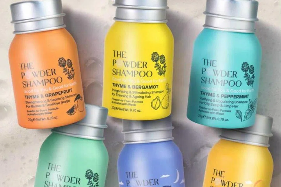 Syampu bedak berjenama ‘The Powder Shampoo’ yang semakin popular di kalangan wanita kerana ia mudah dibawa ke mana-mana dan terdapat enam pilihan ramuan.