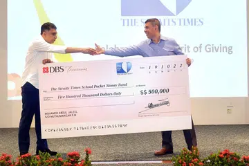 DANA SUMBANGAN: Encik Warren Fernandez (kanan), pengerusi STSPMF, menerima cek bernilai $500,000 dari Encik Mohd Jaleel (kiri), Ketua Pegawai Eksekutif Mini Environment Service Group. - Foto BH oleh ALPHONSUS CHERN