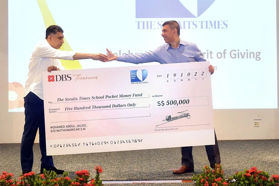 DANA SUMBANGAN: Encik Warren Fernandez (kanan), pengerusi STSPMF, menerima cek bernilai $500,000 dari Encik Mohd Jaleel (kiri), Ketua Pegawai Eksekutif Mini Environment Service Group. - Foto BH oleh ALPHONSUS CHERN
