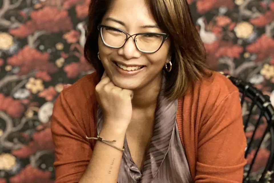 Pengasas dan penulis platform dalam talian ‘Shy & Curious’, Cik Noorindah Iskandar, menyediakan wadah selamat untuk membincangkan isu seperti perhubungan dan keyakinan diri. 