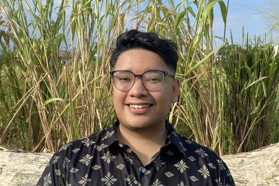 Fadhli Fadzil adalah penulis muda yang telah memenangi tempat pertama dan kedua dalam Anugerah Pena Emas 2023 bagi kategori cerpen. Sejauh ini, beliau telah menerbitkan dua buah buku, termasuk sebuah zine, “Kulihat Layu dalam Melayu” pada Ogos 2023. Penulisannya melingkari persoalan jati diri dan sejarah alternatif.