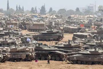 Tentera Israel yang disokong kereta-kereta kebalnya berhimpun di kawasan selatan bersempadan Gaza, sebelum mereka mula menggempur Rafah secara terhad pada 7 Mei.