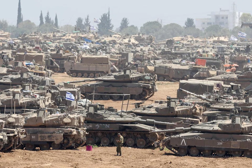Tentera Israel yang disokong kereta-kereta kebalnya berhimpun di kawasan selatan bersempadan Gaza, sebelum mereka mula menggempur Rafah secara terhad pada 7 Mei.
