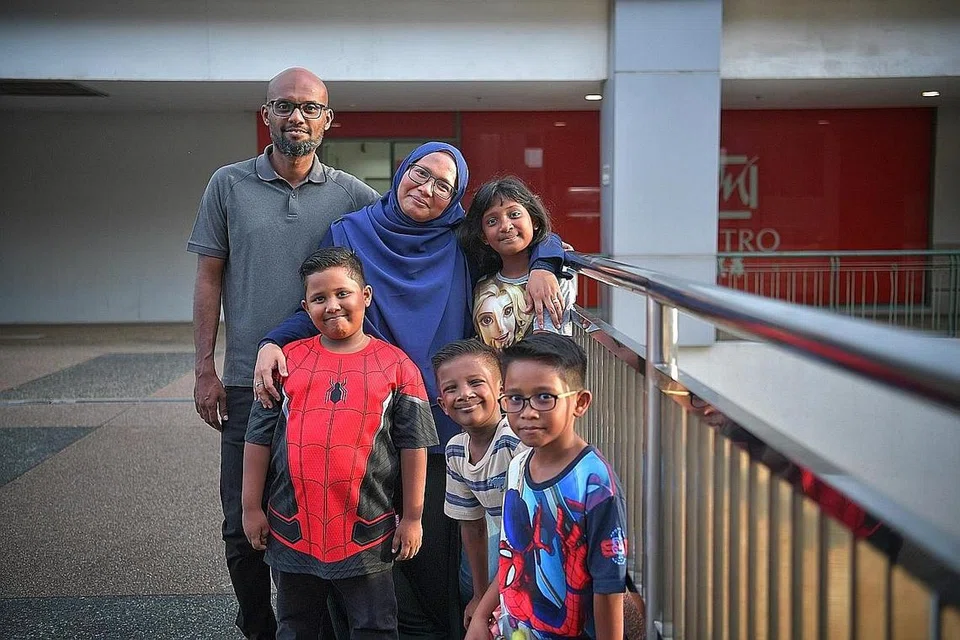 SENTIASA CARI TAWARAN TERBAIK: Cik Siti Aishah Sharif dan keluarganya tetap berbelanja di pusat beli-belah di sebalik tarikan penjualan dalam talian. - Foto BH oleh ARIFFIN JAMAR