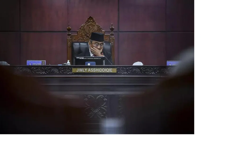 TELITI SEMULA: Encik Jimly Asshiddiqie, pengerusi Majlis Kehormatan Mahkamah Perlembagaan, mempengerusikan perbicaraan etika terhadap Ketua Hakim Negara, Encik  Anwar Usman, di Jakarta pada Selasa.
