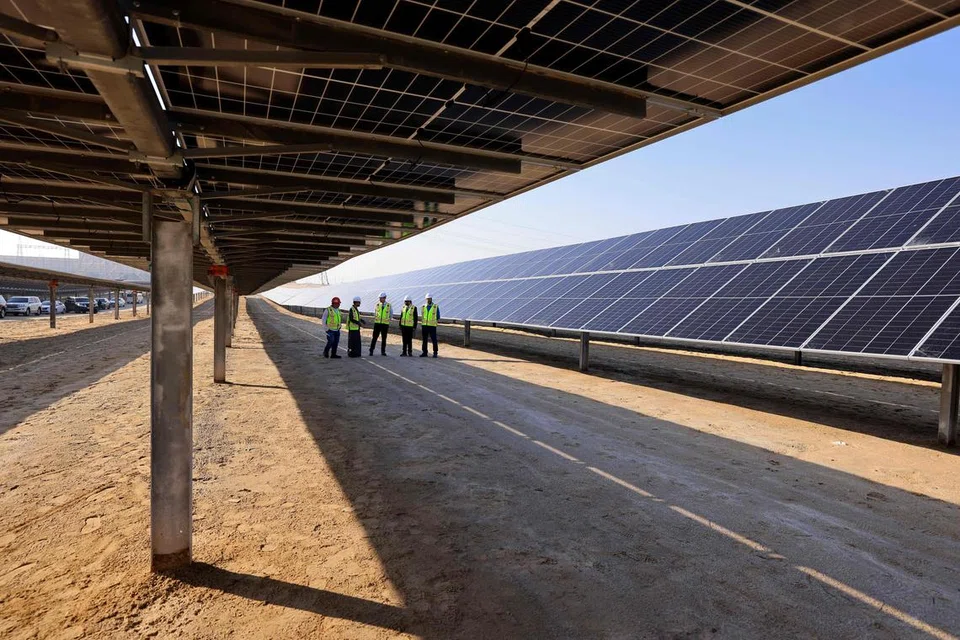 BANGUN TENAGA SOLAR: Para pekerja meninjau projek Al Dhafra Solar Photovoltaic (PV) di ibu kota Amiriah Arab Bersatu Abu Dhabi, pada 31 Januari 2023 dalam usaha negara itu mengintai hidrogen ‘hijau’ untuk mengalihkan ekonomi yang terlalu bergantung kepada minyak.