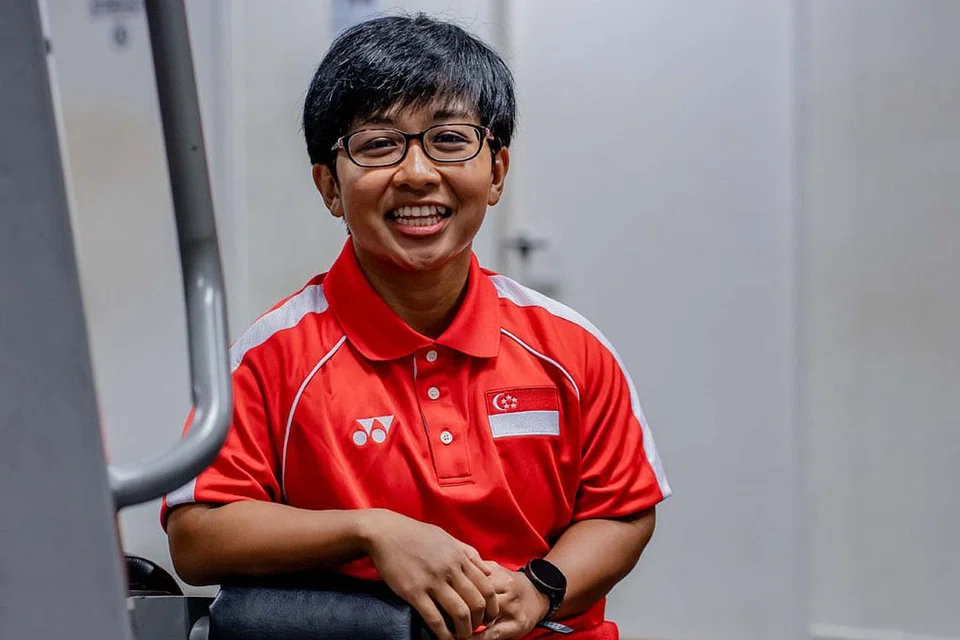 MENDAPAT SOKONGAN PADU: Aini dapat mengaitkan diri dengan tema Perbarisan Hari Kebangsaan (NDP) tahun ini, Stronger Together (Lebih Kukuh Bersama) selepas melalui onak dan duri dalam beberapa tahun ini. Aini percaya tanpa sokongan kukuh bersama pasukannya di sebalik pandemik, beliau tidak dapat melayakkan diri ke pertandingan Sukan Paralimpik tahun lalu. - Foto BM oleh NUR DIYANA TAHA