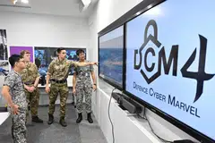 Pasukan gabungan daripada Tentera Britain dan Perkhidmatan Digital dan Perisikan (DIS) Singapura merancang strategi pertahanan mereka semasa latihan ‘Defence Cyber Marvel’. 