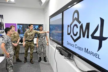 Pasukan gabungan daripada Tentera Britain dan Perkhidmatan Digital dan Perisikan (DIS) Singapura merancang strategi pertahanan mereka semasa latihan ‘Defence Cyber Marvel’. 