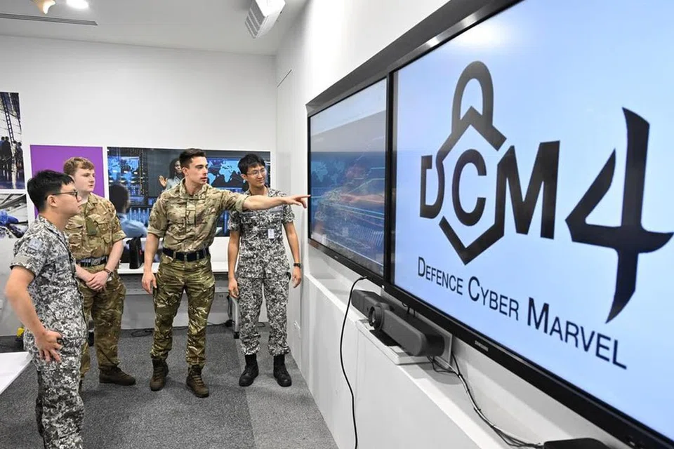 Pasukan gabungan daripada Tentera Britain dan Perkhidmatan Digital dan Perisikan (DIS) Singapura merancang strategi pertahanan mereka semasa latihan ‘Defence Cyber Marvel’. 