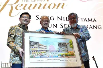 TANDA PERINGATAN: Sebuah lukisan yang memaparkan kededua SNU dan TSL hasil lukisan bekas guru SNU, Encik Yusoff Latiff, disampaikan kepada Encik Wan Hussin (tengah) oleh Encik Heng (kiri) sambil diperhatikan oleh bekas pelajar TSL, Encik Mohd Yazit Hashim. - Foto BH oleh NG SOR LUAN