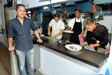 SELESA BARAT DAN ASIA: Pemilik bersama, Encik Mustafa Kamal Abdullah (kiri), bersama cef di restoran baru, Brothers in Fine Food, yang menyediakan sajian gastronomi pengaruh Eropah dan Asia. - Foto-foto M.O. SALLEH