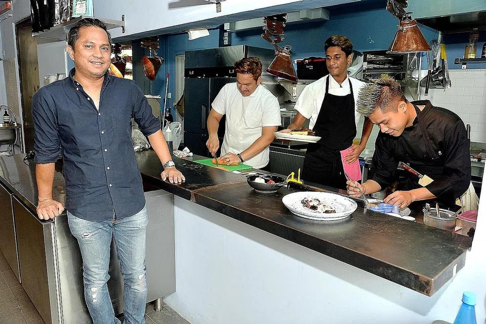 SELESA BARAT DAN ASIA: Pemilik bersama, Encik Mustafa Kamal Abdullah (kiri), bersama cef di restoran baru, Brothers in Fine Food, yang menyediakan sajian gastronomi pengaruh Eropah dan Asia. - Foto-foto M.O. SALLEH
