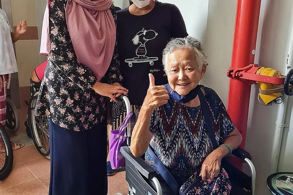 HULUR BANTUAN: Cik Norhasyimah Awaludin (paling kiri) bersama antara benefisiari yang datang ke Infaq Corner di luar flatnya. - Foto ihsan NORHASYIMAH AWALUDIN