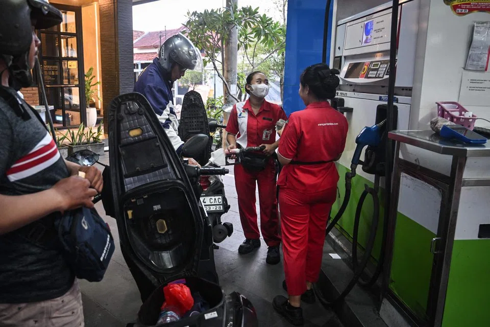 Salah sebuah stesen minyak milik syarikat minyak negara Indonesia, Pertamina, di Surabaya.