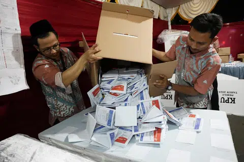 Petugas pilihan raya mengira undi di sebuah pusat mengundi selepas penutupan pemilihan umum di Jakarta, Indonesia, pada 14 Februari 2024.