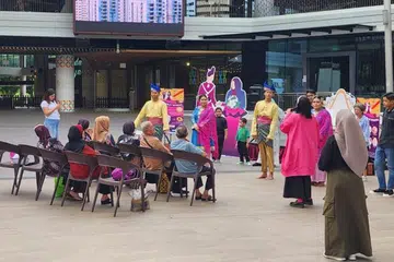MERIAHKAN SUASANA: Pengunjung Wisma Geylang Serai dapat menikmati persembahan yang diadakan semasa acara ‘Kehebatan Warsian Melayu’. Dengan mengadakan acara di WGS, pasukan Jalur Budaya Geylang Serai mengharapkan bahawa ia akan menyemarakkan lagi suasana di WGS.