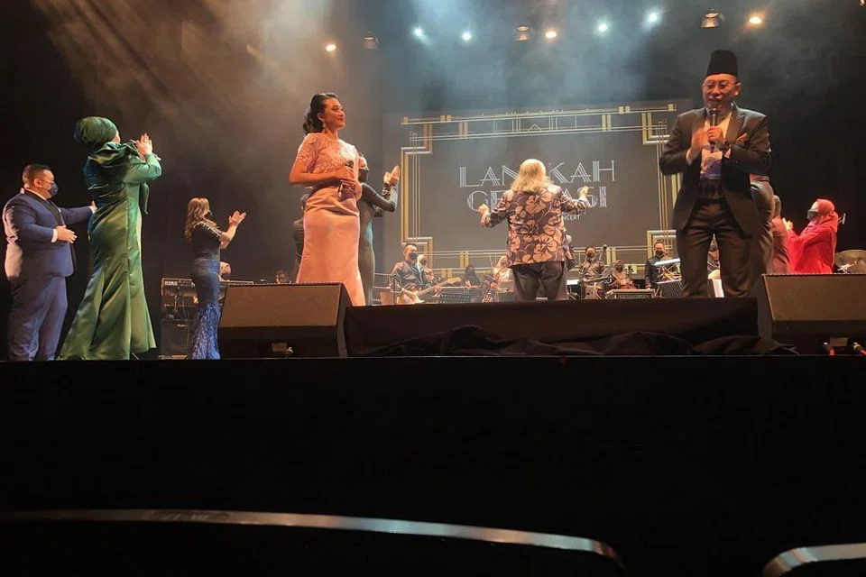 SAJIAN MUZIK SANTAPAN HALWA TELINGA: Penggiat seni bersatu hati memberikan yang terbaik dalam persembahan Langkah Gergasi, konsert ulang tahun ke-30 Orkestra Melayu Singapura (OMS) di Panggung Victoria pada Rabu malam (15 Disember). - Foto-foto BH oleh HARYANI ISMAIL