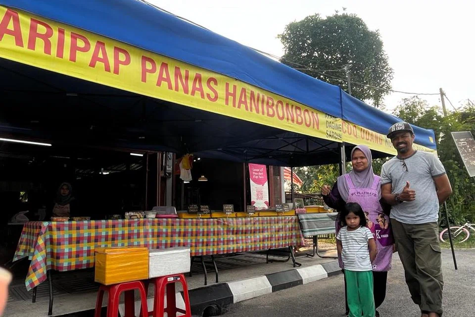 PENGUAT SEMANGAT: Peniaga epok-epok inti oksigen di Batu Caves, Selangor, Cik Norhayu Mohd Noor, bergambar bersama suaminya, Encik Kamarul Halim Kamarudin, dan anak mereka Hani Nur Zulaikha. 
