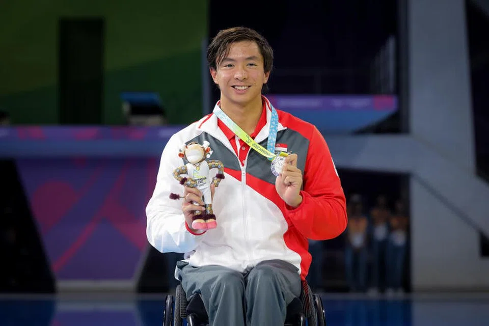 KEMENANGAN KEDUA: Perenang para, Toh Wei Soong, yang memenangi pingat perak di Sukan Komanwel 2022, menggondol anugerah Atlet Lelaki Terbaik dalam SDSA 2023.