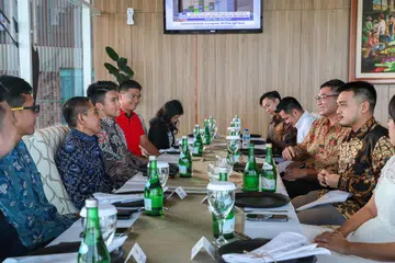 BERSAMA ANAK MUDA: Dr Maliki (tiga dari kiri) menemui personaliti perniagaan muda di Batam pada 10 Ogos.