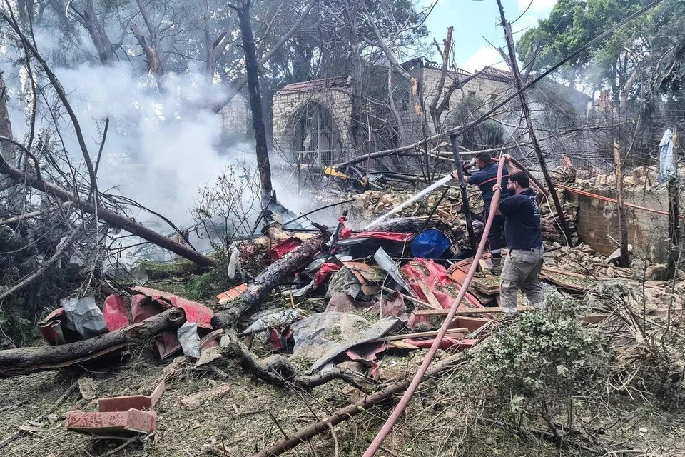 Anggota penyelamat memadamkan kebakaran selepas serangan udara Israel ke atas bandar Kfar Roummane di selatan Lebanon pada 25 Mei 2026. Tentera Israel yang menceroboh Lebanon semasa perang terbaru dengan Hezbollah yang bermula pada 2 Mac kini beroperasi di dalam zon “garis kuning” yang diisytiharkan sendiri sejauh kira-kira 10 kilometer dari wilayah Lebanon. Tentera Israel turut melancarkan serangan hebat di luar kawasan itu walaupun gencatan senjata sepatutnya berkuat kuasa sejak 17 April.