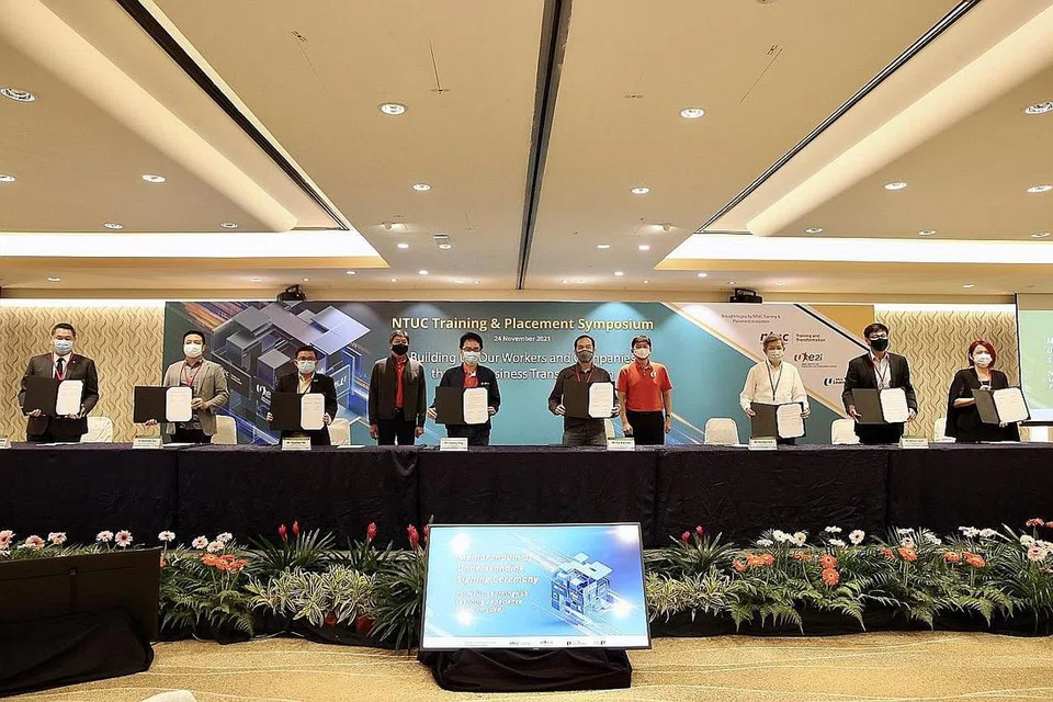 TUNJUK KOMITMEN: Majlis memeterai MOU oleh rakan tripartit dan perniagaan bagi menekankan komitmen melatih semula dan meningkat kemahiran pekerja serta transformasi perniagaan menerusi platform LXP. - Foto BH oleh SAMUEL ANG