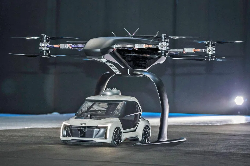 Contoh kereta terbang di negara lain: PAMERKAN KONSEP: Di acara Drone Week di Amsterdam baru-baru ini, Audi, Airbus dan Italdesign mempersembahkan buat pertama kalinya prototaip pandu dan terbang "Pop.Up Next". Konsep inovatif bagi teksi terbang ini menggabungkan kereta elektrik pandu sendiri dengan sebuah dron penumpang. Dalam penerbangan ujian awam yang pertama, modul udara dengan tepat meletakkan kapsul penumpang pada modul darat, yang kemudiannya memandu dari tapak ujian secara autonomi. Ini masih merupakan model skala 1: 4. - Foto AUDI