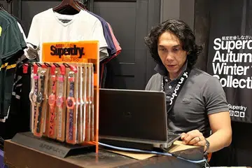 RAJIN DAN TEKUN BEKERJA: Walaupun berusia 43 tahun, Encik Mohd Hazlin Abdul Rahim menunjukkan kesungguhan dalam melaksanakan tugasnya. Kini, beliau sudah hampir setahun bekerja di butik pakaian Superdry - salah satu jenama fesyen di bawah syarikat peruncit fesyen terkemuka, FJ Benjamin. - Foto NURMAYA ALIAS