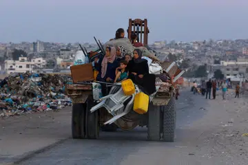 Penduduk Palestin di barat Khan Younis diarah tentera Israel supaya berpindah lagi ke tempat lebih selamat di tengah-tengah pertempuran berterusan antara Israel dan Hamas di tengah Gaza pada 21 Ogos.