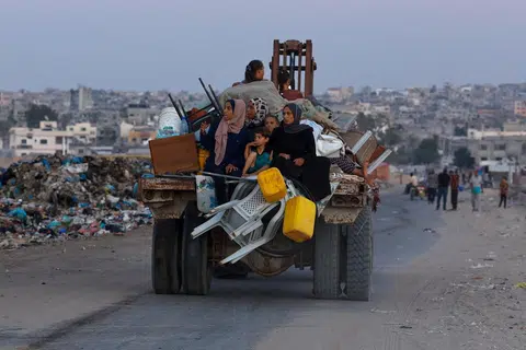 Penduduk Palestin di barat Khan Younis diarah tentera Israel supaya berpindah lagi ke tempat lebih selamat di tengah-tengah pertempuran berterusan antara Israel dan Hamas di tengah Gaza pada 21 Ogos.