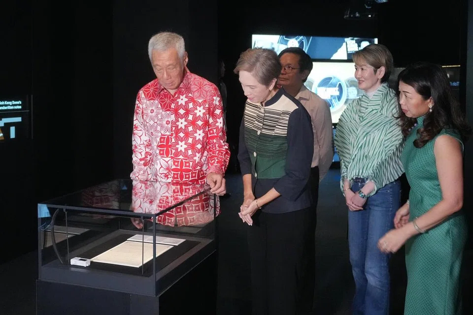 Menteri Kanan, Encik Lee Hsien Loong (dua dari kiri) dan Menteri Penerangan dan Pembangunan Digital, Cik Josephine Teo, melihat salah satu dokumen yang dipamerkan kepada umum buat kali pertama di pameran tetap baru di Bangunan Perpustakaan Negara pada pada 7 Disember. Mereka ditemani (dari kanan) Ketua Pegawai Eksekutif Lembaga Perpustakaan Negara, Cik Melissa-May Tam dan Pengarah Kreatif Eksekutif pameran, Encik Gene Tan.