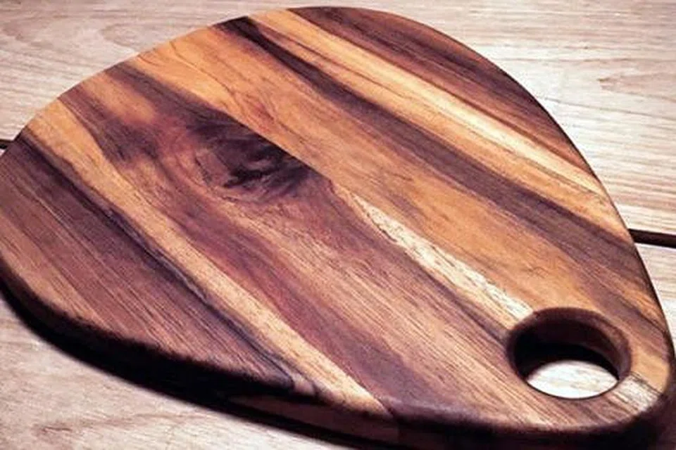 PAPAN CENCANG KHAS: Ada jua pelanggan Encik Rafie Chua meminta beliau membuat papan cencang khas seperti ini yang bentuknya bak pemetik gitar. - Foto CARPENTRY WORKS