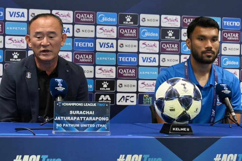 Jurulatih BG Pathum United, Surachai Jaturapattarapong (kiri), dan pemain tengah, Kritsada Kaman (kanan), optimis menjelang aksi menentang Lion City Sailors walaupun sedar lawan kini mendapat sentuhan jurulatih baharu dari England.