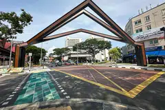 Setinggi sekitar 20 meter dan selebar sekitar 30 meter, Gerbang Ikonik atau ‘Iconic Arch’ menandakan pintu masuk utama ke Jalur Budaya Geylang Serai (GSCB) yang meliputi kawasan dari Tanjong Katong Complex hingga ke Kelab Masyarakat Kampong Ubi.