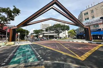 Setinggi sekitar 20 meter dan selebar sekitar 30 meter, Gerbang Ikonik atau ‘Iconic Arch’ menandakan pintu masuk utama ke Jalur Budaya Geylang Serai (GSCB) yang meliputi kawasan dari Tanjong Katong Complex hingga ke Kelab Masyarakat Kampong Ubi.