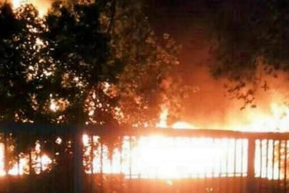 DIBAKAR AKIBAT TIDAK PUAS HATI: Satu daripada empat bangunan kilang di Desa Perindustrian Kulai 2, Kelapa Sawit, Johor, hangus dibakar 13 pekerja asing kilang tersebut. - Foto THE STAR