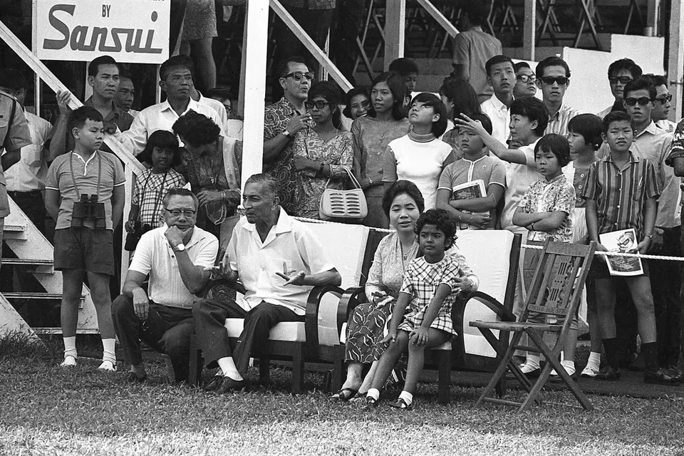 Noor Aishah, Yusof Ishak 