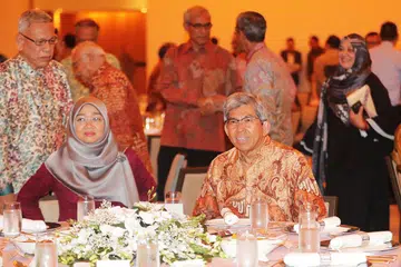 BERI PENGHARGAAN: Yayasan Mendaki dan badan-badan Melayu/Islam menganjurkan makan malam bagi menghargai sumbangan Dr Yaacob Ibrahim sebagai Menteri Bertanggungjawab bagi Ehwal Masyarakat Islam. - Foto BH oleh KELVIN CHNG