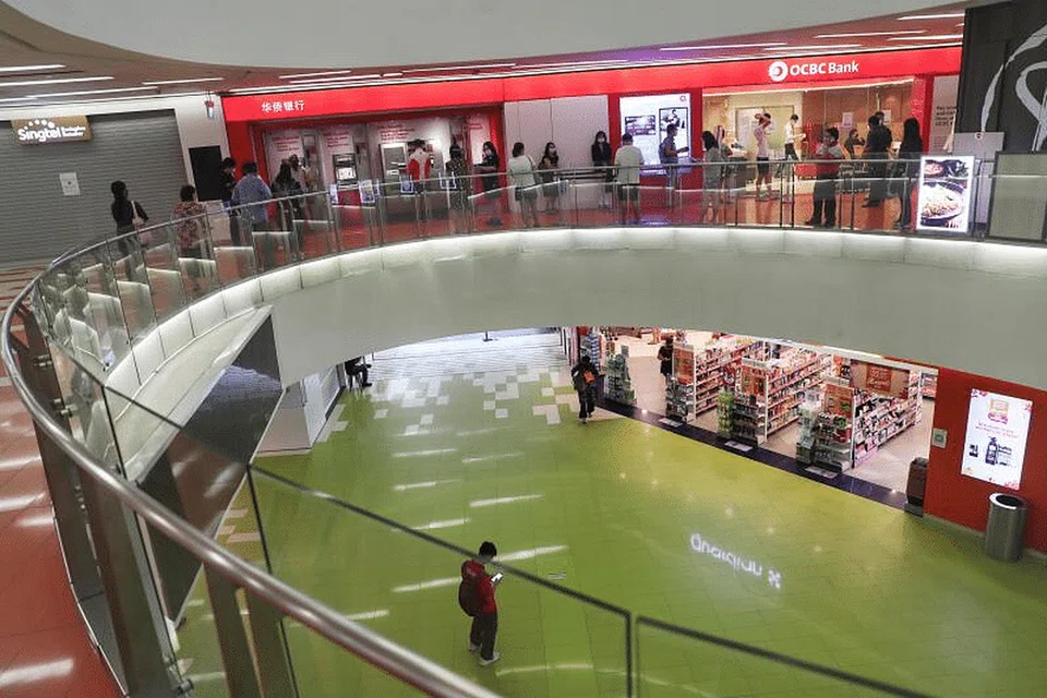 Sebanyak 53 denda $300 dikenakan kepada individu - yang terdiri daripada umum serta kakitangan cawangan runcit dan makanan dan minuman (F&B). - Foto KELVIN CHNG