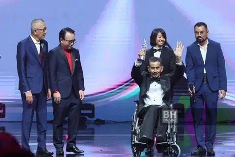 Datuk S. Atan (di kerusi roda) menerima Anugerah Pencapaian Sepanjang Hayat pada malam kemuncak Anugerah Bintang Popular Berita Harian (ABPBH) ke-36 pada 11 Oktober. Turut mengiringi (dari kiri) Pengarang Urusan Kumpulan The New Straits Times Press (Malaysia) Berhad (NSTP) Datuk Ahmad Zaini Kamaruzzaman; Pengarah Urusan Kumpulan Media Prima, Encik Rafiq Razali; dan Pengarah ABPBH 36 merangkap Pengarang Kanan Berita Hiburan dan Projek BH, Encik Shamshul Azree Samshir. 