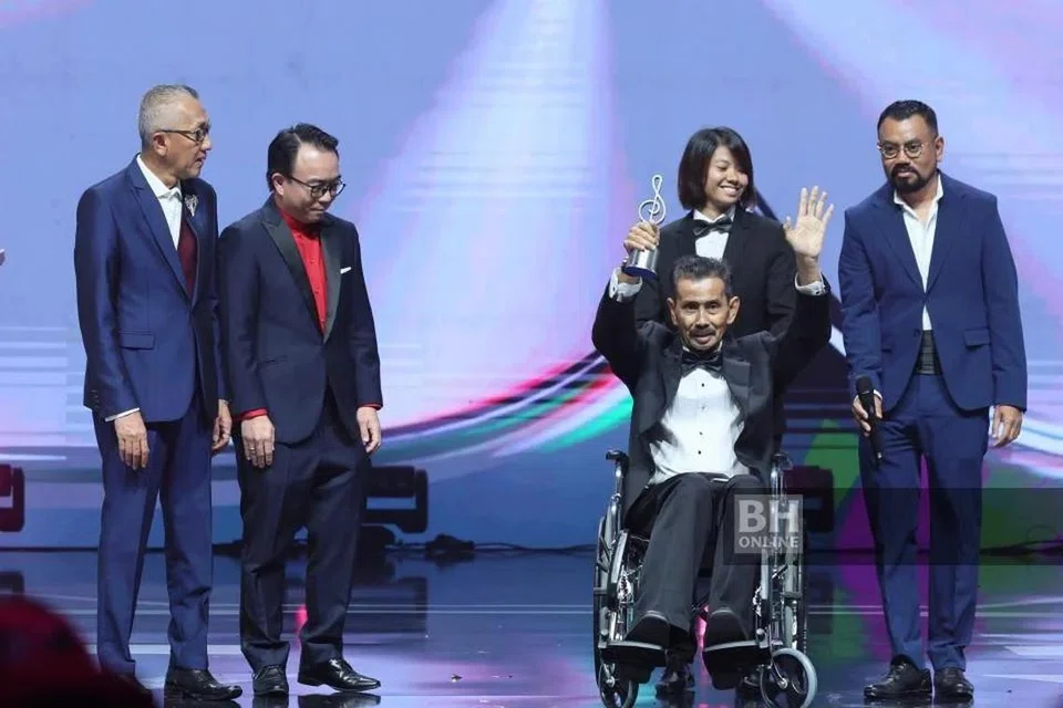 Datuk S. Atan (di kerusi roda) menerima Anugerah Pencapaian Sepanjang Hayat pada malam kemuncak Anugerah Bintang Popular Berita Harian (ABPBH) ke-36 pada 11 Oktober. Turut mengiringi (dari kiri) Pengarang Urusan Kumpulan The New Straits Times Press (Malaysia) Berhad (NSTP) Datuk Ahmad Zaini Kamaruzzaman; Pengarah Urusan Kumpulan Media Prima, Encik Rafiq Razali; dan Pengarah ABPBH 36 merangkap Pengarang Kanan Berita Hiburan dan Projek BH, Encik Shamshul Azree Samshir. 