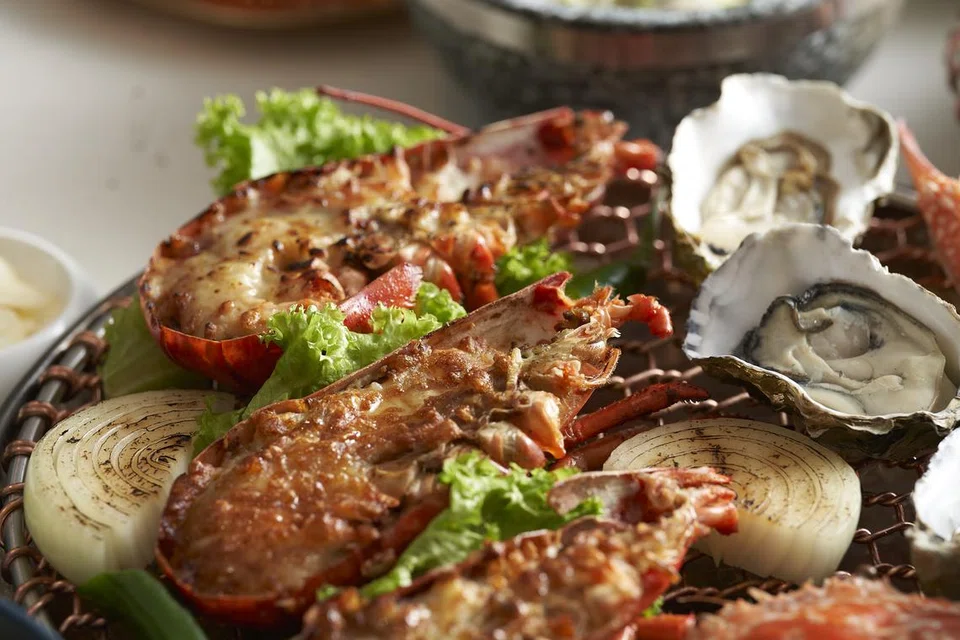 ‘Korean Cheese Grilled Lobster’ yang hanya dihidangkan pada waktu makan malam, merupakan antara sajian bufet makanan Korea di restoran Peppermint di hotel Parkroyal Collection Marina Bay.
