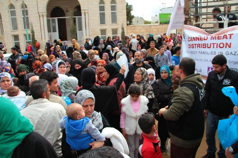 UNTUK YANG MEMERLUKAN: AMPRO mengagihkan daging korban kepada golongan kurang mampu dan pelarian di Syria, Iraq termasuk di Palestin. - Foto AMPRO