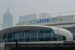 DISELUBUNGI JEREBU: Beginilah keadaan udara di sekitar Rod Laver Arena, yang diambil pada Selasa lalu. Stadium tenis itu bakal menganjurkan pertandingan Terbuka Australia bermula hari ini, namun mutu udara yang masih kurang baik menjejas pertandingan awal dengan sebilangan pemain mengadu mengalami kesukaran bernafas. - Foto AFP