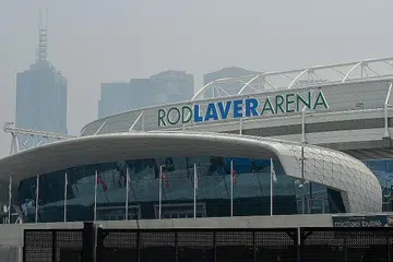 DISELUBUNGI JEREBU: Beginilah keadaan udara di sekitar Rod Laver Arena, yang diambil pada Selasa lalu. Stadium tenis itu bakal menganjurkan pertandingan Terbuka Australia bermula hari ini, namun mutu udara yang masih kurang baik menjejas pertandingan awal dengan sebilangan pemain mengadu mengalami kesukaran bernafas. - Foto AFP