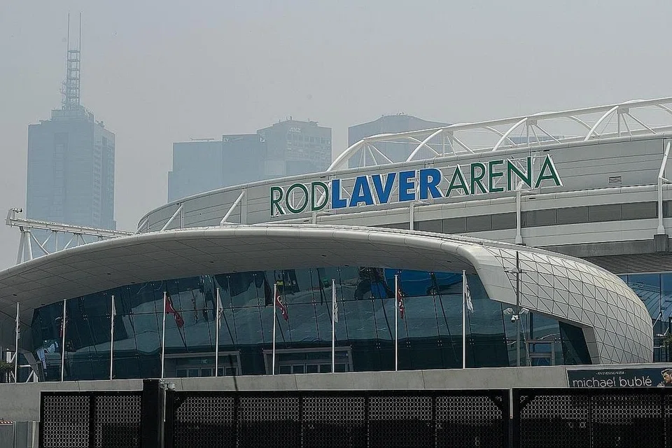 DISELUBUNGI JEREBU: Beginilah keadaan udara di sekitar Rod Laver Arena, yang diambil pada Selasa lalu. Stadium tenis itu bakal menganjurkan pertandingan Terbuka Australia bermula hari ini, namun mutu udara yang masih kurang baik menjejas pertandingan awal dengan sebilangan pemain mengadu mengalami kesukaran bernafas. - Foto AFP