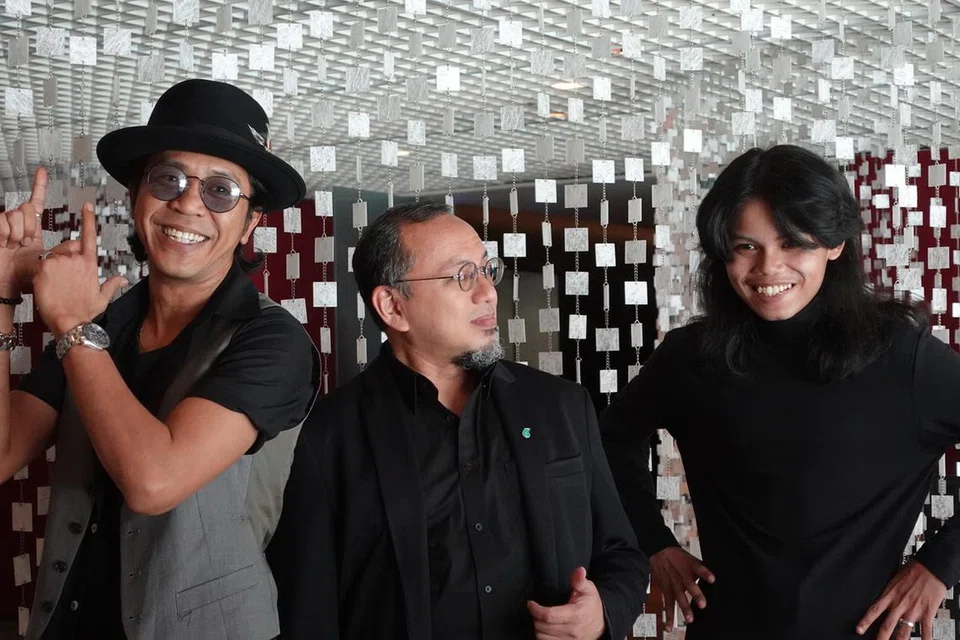 CIPTA KELAINAN: Suntik kesegaran baru dengan penggunaan teknologi kecerdasan buatan (AI) untuk kali pertama. Dalam foto ini ialah pengarah muzik Dewan Filharmonik Petronas (DFP), Encik Ahmad Muriz Che Ros (tengah) bersama Hazama (kiri) dan penyany baru, Arish Mikael. 
