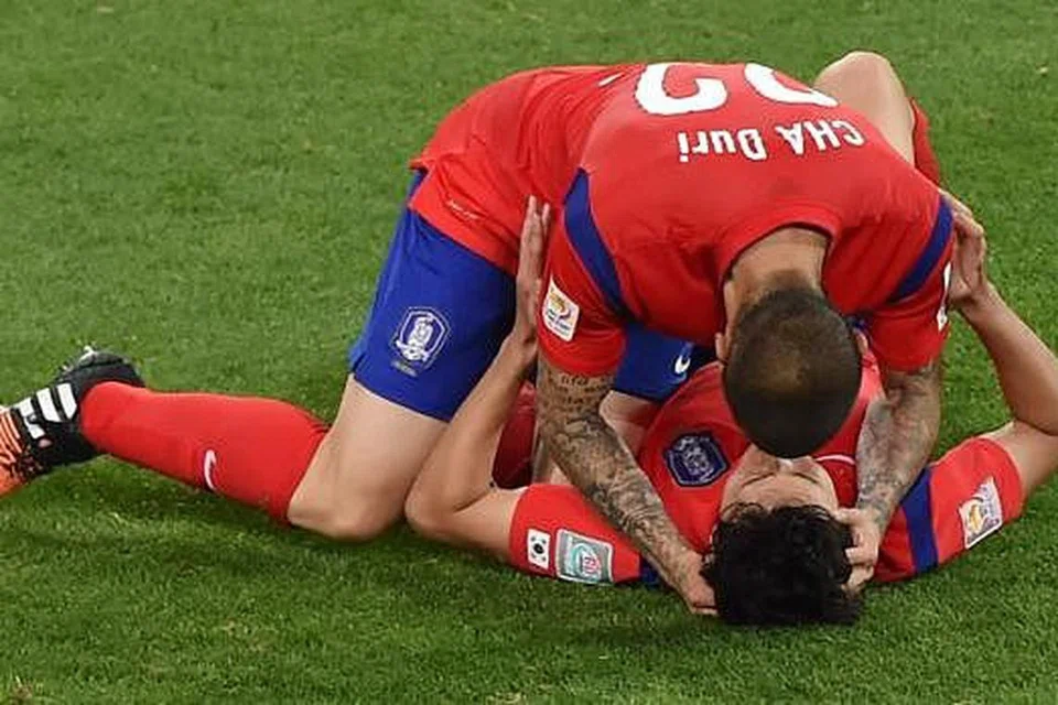 GEMBIRA TIDAK TERKIRA: Wira dua gol Korea Selatan, Son Heung Min (baring di padang), mendapat ucapan tahniah daripada rakan sepasukan, Cha Du Ri. - Foto AFP